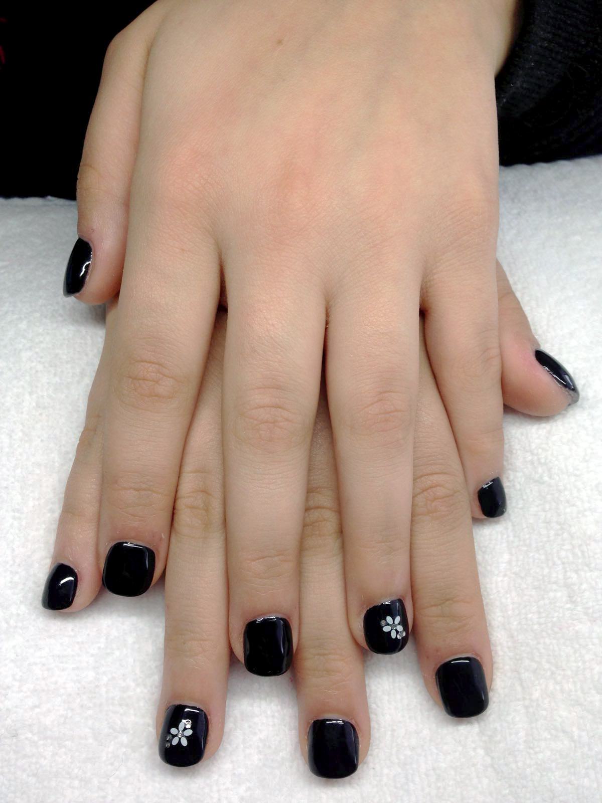 Apr&egrave;s : gel noir avec nail art fleur
